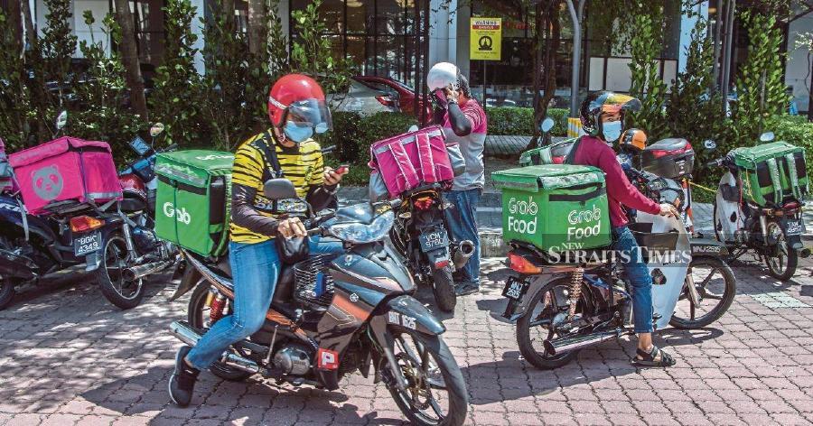 Food delivery service provider Foodpanda has given its assurance that its motorcycle riders are provided with benefits that include insurance coverage, social security and more. - NST/file pic